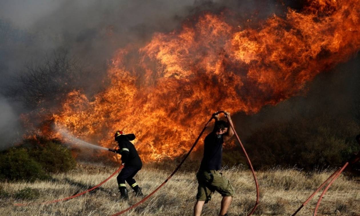 Πύρινος εφιάλτης στο Ρέθυμνο: Ριπές ανέμων μέχρι 11 μποφόρ στη φωτιά με δύο νεκρούς πυροσβέστες
