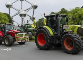 Κομβόι με κορναρίσματα αποχώρησαν ο αγρότες από το Σύνταγμα