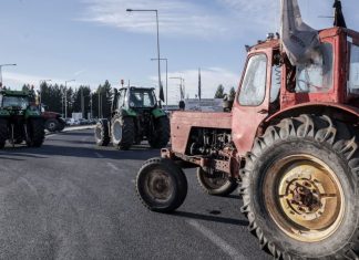 «Δεν μπορούμε να επιβιώσουμε» – Τρακτέρ έξω την Βουλή, διανυκτέρευσαν στο Σύνταγμα