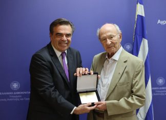 Ο Μαργαρίτης Σχοινάς τίμησε τον Άγγελο Ζαχαρόπουλο για τη διαχρονική προσφορά του στην ελληνική γεωργία και την ευρωπαϊκή πορεία της χώρας