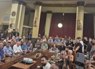 Ένταση στη Λέσβο για τον αφθώδη πυρετό: Εισβολή κτηνοτρόφων σε συμβούλιο