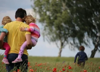 Ποιοι γονείς δικαιούνται αναδρομικά έως 4.500 ευρώ και πότε θα πληρωθούν