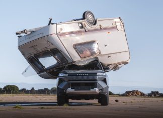 Video – H Toyota… δοκιμάζει την ανθεκτικότητα του ηλεκτρικού Hilux